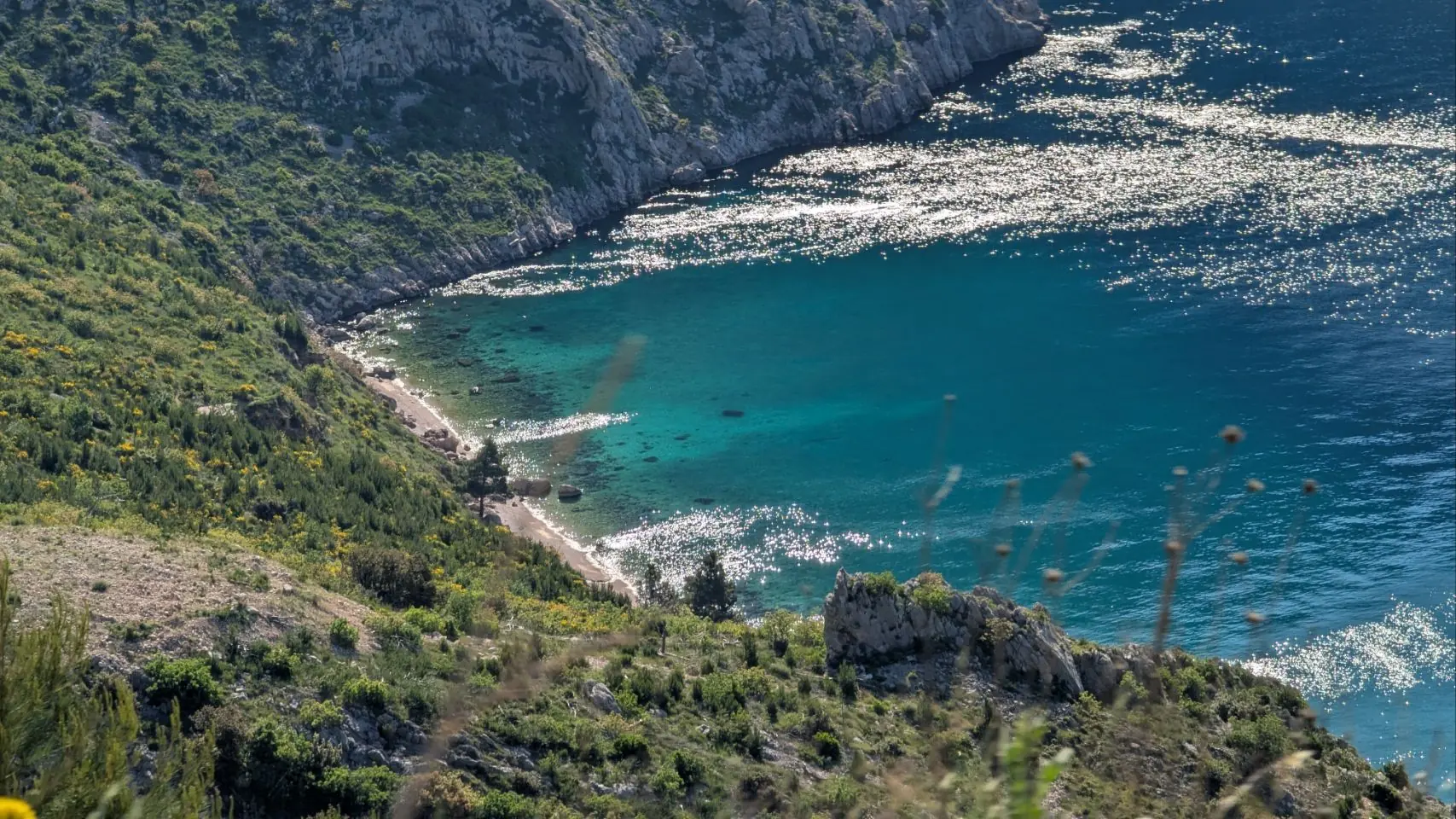 Une crique aux eaux turquoises au pied des falaises, sur la côte adriatique