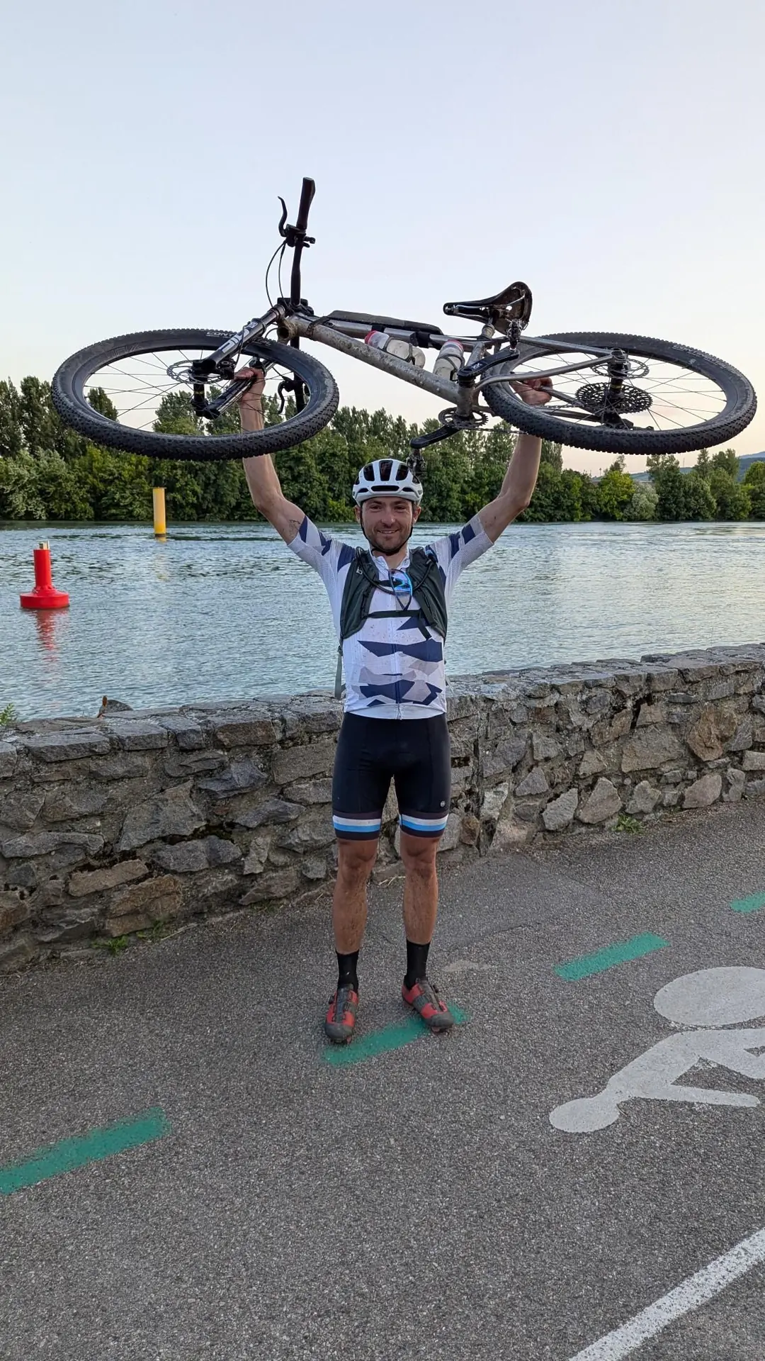 Quentin brandit son VTT au bord du Rhône, à l’arrivée