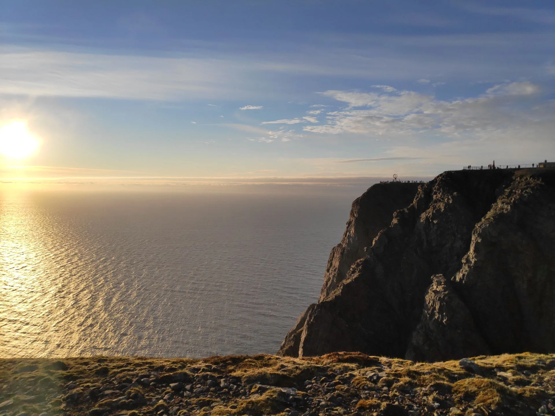 Soleil de minuit sur les falaises du Cap Nord