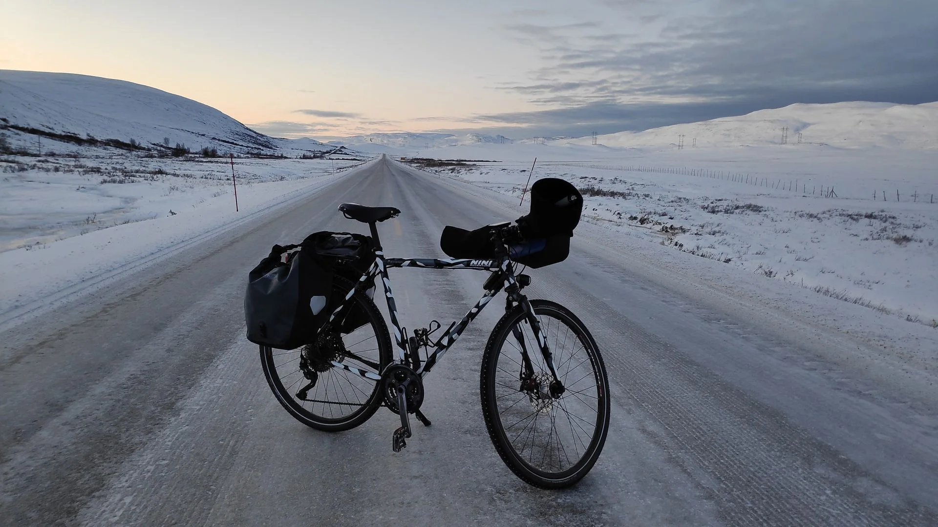 Vélo chargé sur une route enneigée en Norvège