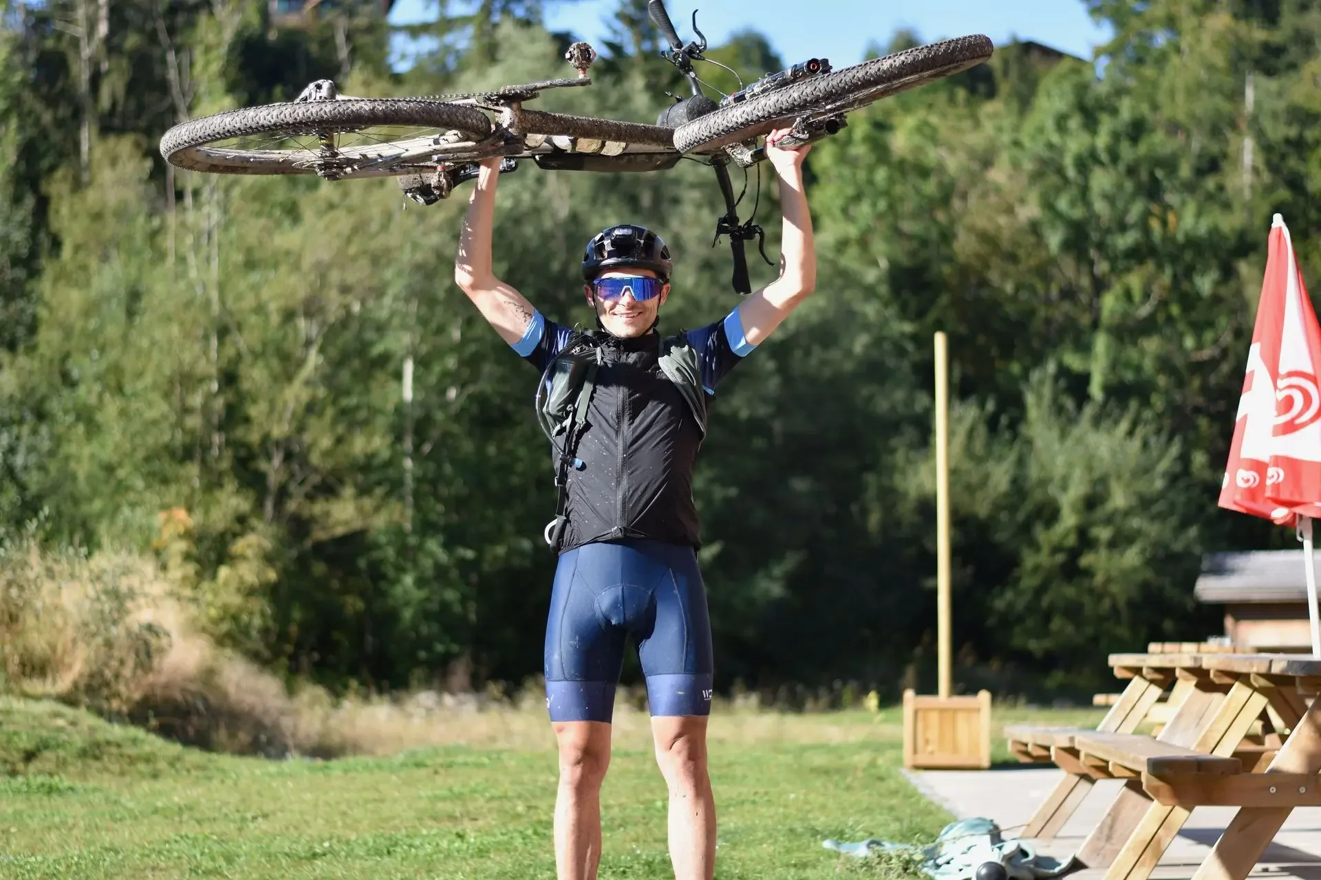 Quentin soulève son VTT à l’arrivée du Chablais 300